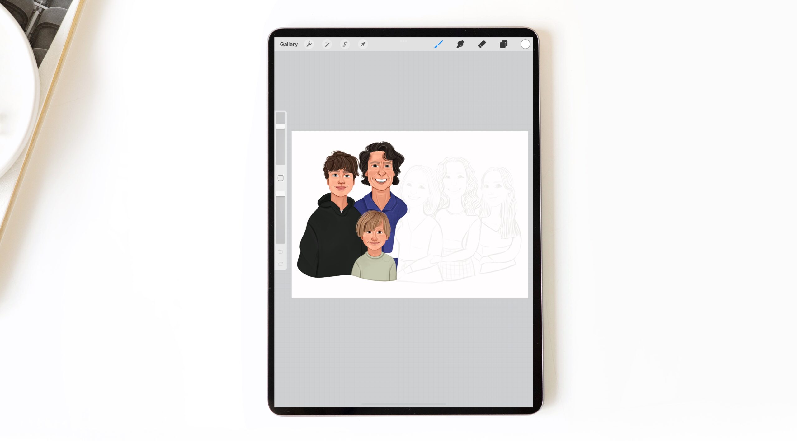 Obrazek przedstawia tablet na biurku. Jest na nim zaczęty portret personalizowany na zamówienie przedstawiający rodzinę. Mama, tata, dwaj synowie i dwie córki na białym tle. Portret jest bajkowy.